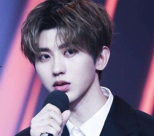 吃瓜娱乐八卦蔡徐坤图片,帅气形象引热议